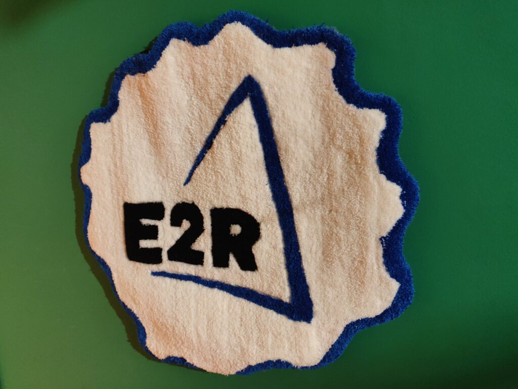 Handgetuft E2R logo door Berre De Backer